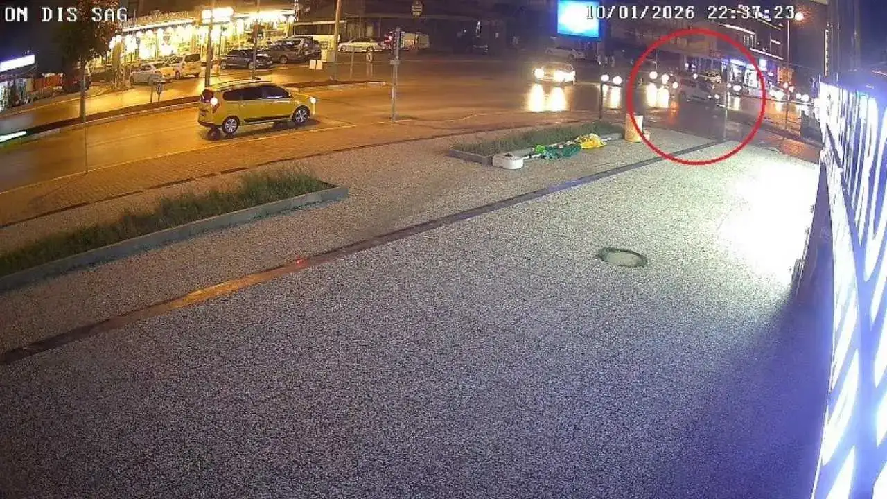 Serik Otogar Kavşağı’nda İki Araç Birbirine Girdi! 3 Yaralı 1